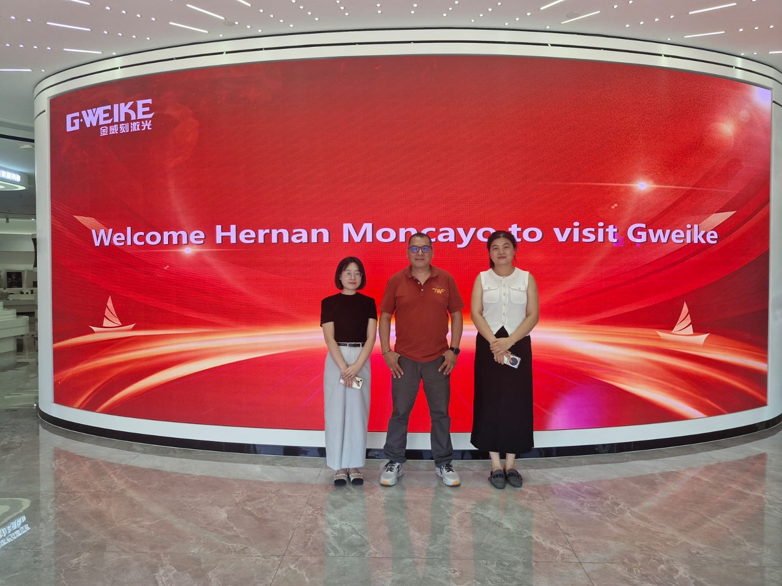 Hernán Moncayo visitando la fábrica G.Weike en China